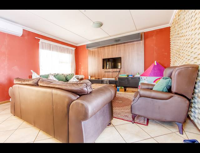 3 BEDROOM FREEHOLD TO LET IN RADIOKOP